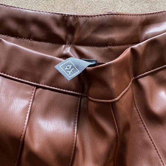 NEW ALYA Francesca’s Collection Stylish Faux Leather Pleated Brown Skirt Size M - Picture 4 of 4